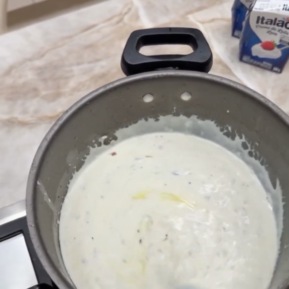 Em seguida, acrescente o creme de leite, requeijão e queijo para a mistura ficar cremosa