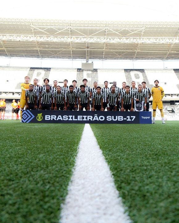 Bruno Samudio em foto com o time do Botafogo em jogo contra o São Paulo pouco antes de sua suspensão