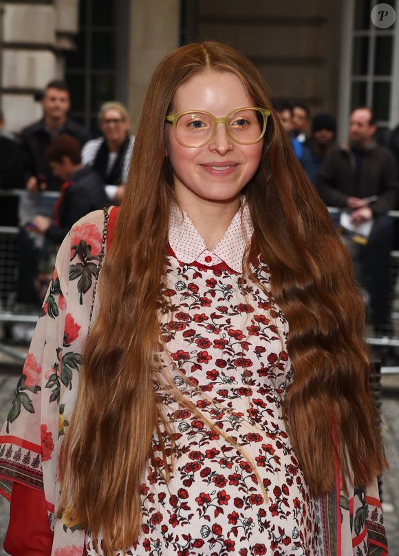 "Rasgando o manual da boa atriz": Jessie Cave abre OnlyFans com conteúdo sensual do cabelo e desafia expectativas.