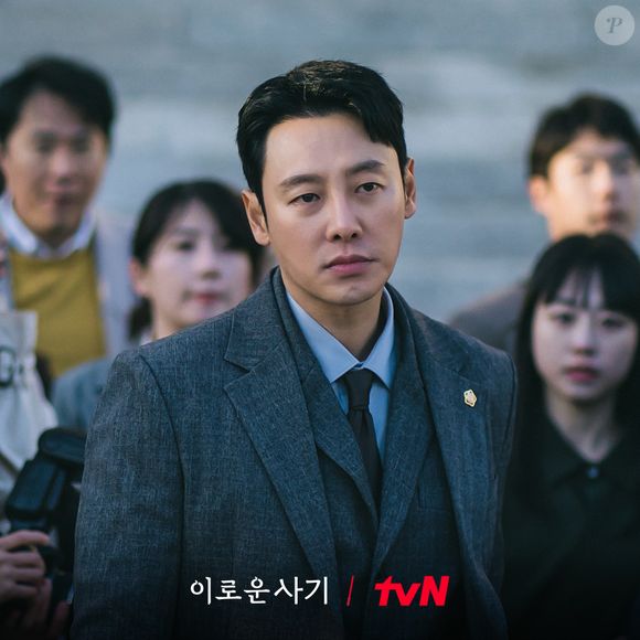 Kim Dong-wook é Moo-young, um advogado empático que ajuda Ro-eum. Ele tem 41 anos na vida real