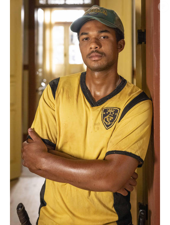 Em outras situações, porém, o movimento não passa de um ajuste prático — como quando a pessoa não sabe onde apoiar as mãos — ou até um hábito de conforto.