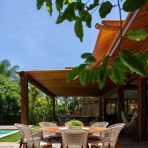 Fotos da casa de Heloísa Périssé: amplo espaço, verde e muito lugar para relaxar