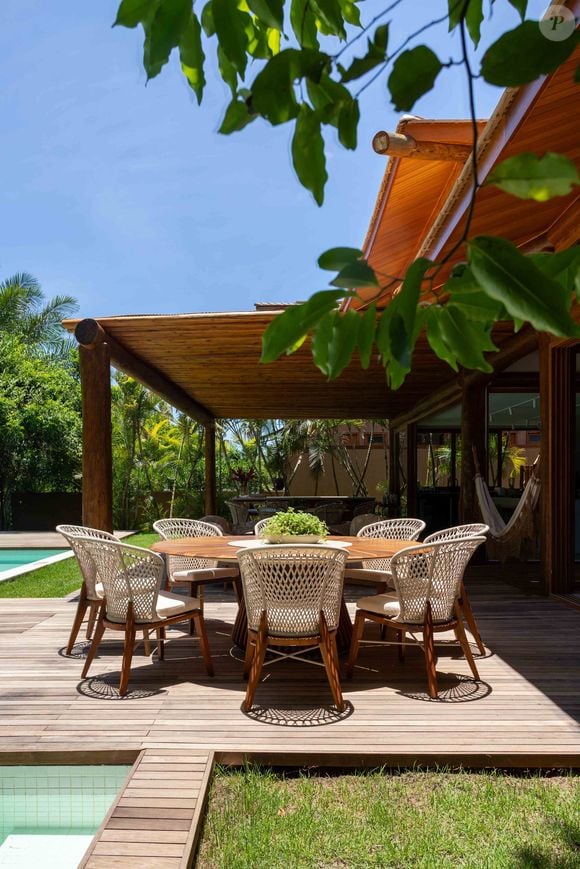 Fotos da casa de Heloísa Périssé: amplo espaço, verde e muito lugar para relaxar