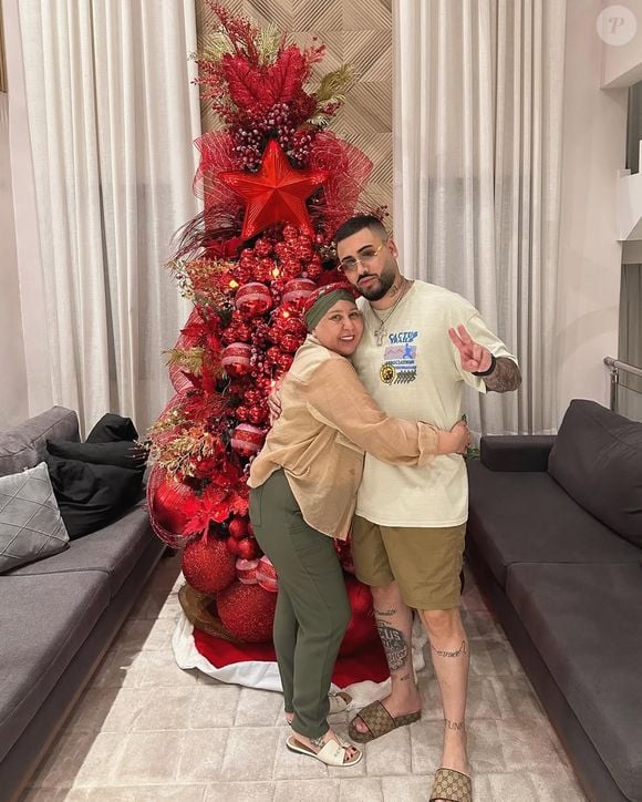 Kevinho ao lado da mãe, Sueli Azevedo, durante tratamento de câncer de mama