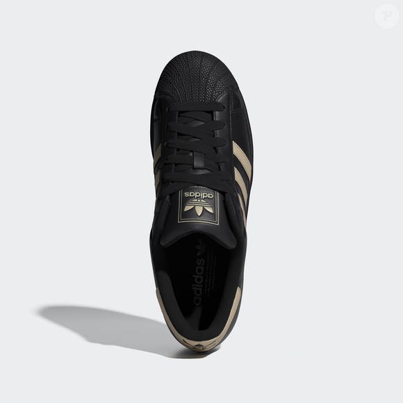 O novo Adidas na cor cinza-ardósia que vai substituir seus mocassins para ir ao escritório