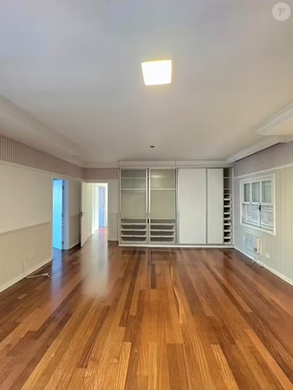 Na descrição do anúncio, o imóvel é apresentado como um espaço que preserva características originais e aposta em ambientes amplos.