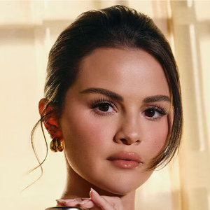 Perfume de Selena Gomez une “cheiro de rica” e embalagem inclusiva que facilita o uso por pessoas com limitações motoras