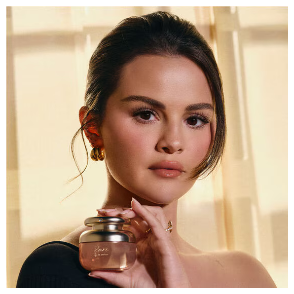 Perfume de Selena Gomez une “cheiro de rica” e embalagem inclusiva que facilita o uso por pessoas com limitações motoras