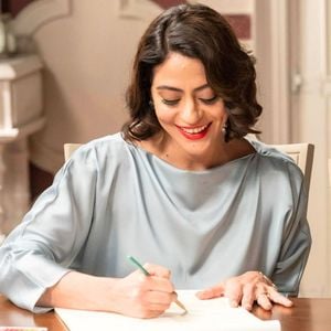 Clarice (Carol Castro) entrega um mapa à polícia com informações sobre onde está localizado o corpo de Valéria (Julia Stockler) na novela Garota do Momento