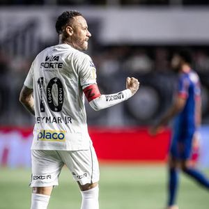Neymar chegou a fazer boas apresentações com o Santos nesse retorno ao futebol brasileiro