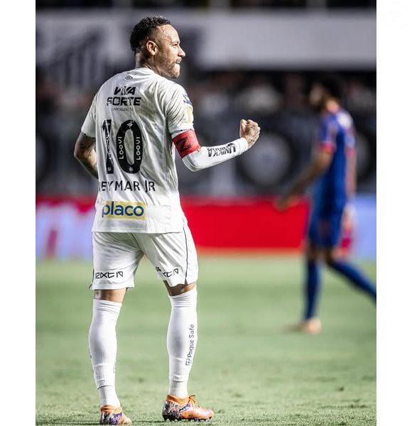 Neymar chegou a fazer boas apresentações com o Santos nesse retorno ao futebol brasileiro