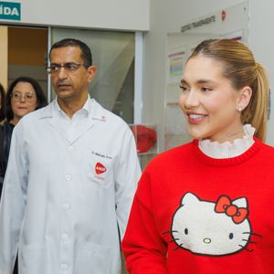 Nesta quarta-feira (21), ela voltou a investir em uma produção com a boneca hypada, mas, desta vez, uma blusa de tricot vermelha para ir atender o pedido de uma fã na AACD (Associação de Assistência à Criança Deficiente), em São Paulo.