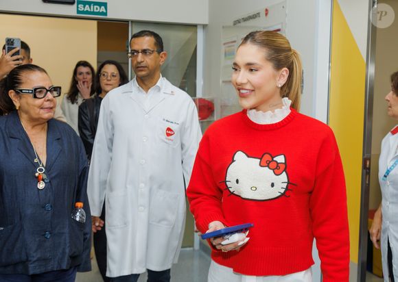Nesta quarta-feira (21), ela voltou a investir em uma produção com a boneca hypada, mas, desta vez, uma blusa de tricot vermelha para ir atender o pedido de uma fã na AACD (Associação de Assistência à Criança Deficiente), em São Paulo.