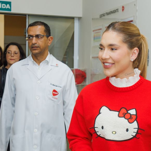 Nesta quarta-feira (21), ela voltou a investir em uma produção com a boneca hypada, mas, desta vez, uma blusa de tricot vermelha para ir atender o pedido de uma fã na AACD (Associação de Assistência à Criança Deficiente), em São Paulo.