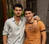 Fernando (Pedro Alves) faz insinuações sobre Mau Mau (João Victor Gonçalves) a Felipe (Pietro Antonelli).