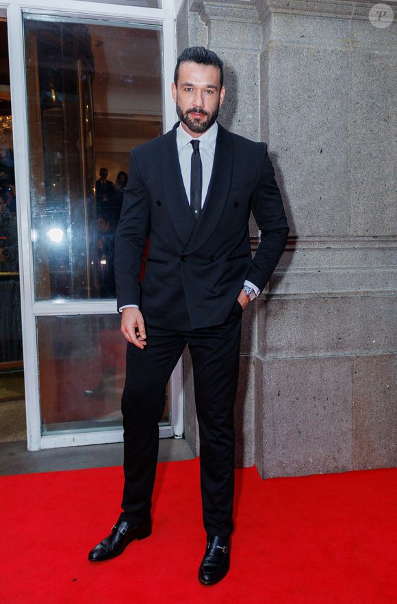 Sérgio Marone apostou no básico que não erra, como a maioria das figuras masculinas do evento: um terno elegante preto