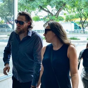 Grávida, filha mais velha de Gerson Brenner chega para o velório do pai famoso