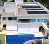 Mansão de Flávio Bolsonaro tem 1.100 m² construídos em um terreno de 2.400 m², no Setor de Mansões Dom Bosco, no Lago Sul, em Brasília. A propriedade foi avaliada em R$ 6,2 milhões na declaração apresentada à Justiça Eleitoral
