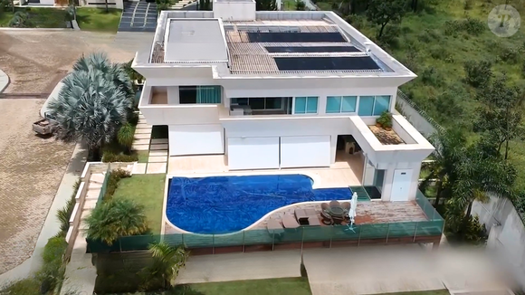 Mansão de Flávio Bolsonaro tem 1.100 m² construídos em um terreno de 2.400 m², no Setor de Mansões Dom Bosco, no Lago Sul, em Brasília. A propriedade foi avaliada em R$ 6,2 milhões na declaração apresentada à Justiça Eleitoral