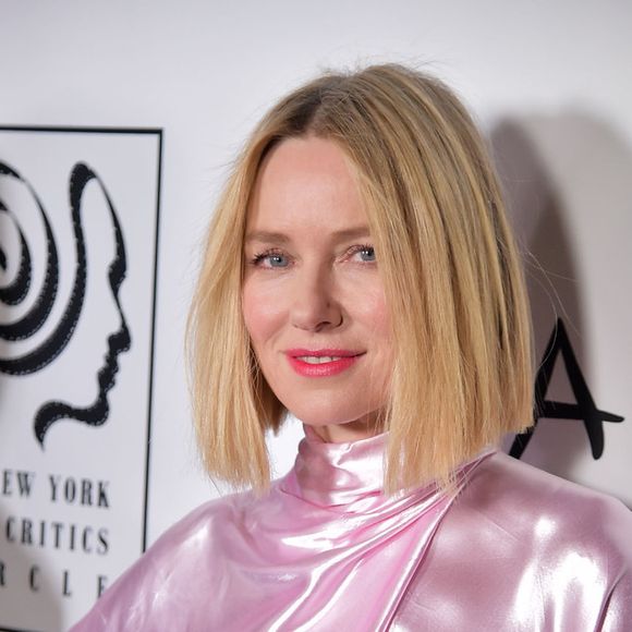 Naomi Watts foge da proposta tradicional com um chanel assimétrico e reto. A diferença no comprimento dos fios transforma a estrutura do corte e cria uma aparência mais moderna