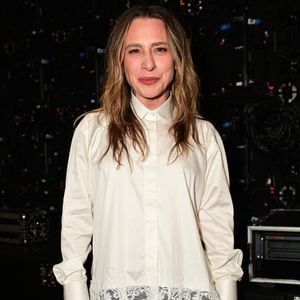 No seu look, Lethicia Bronstein aposta no 'conforto refinado' e apresenta releitura romântica da clássica camisa de botões