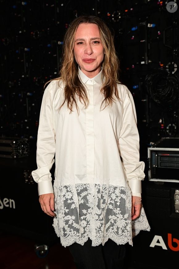 No seu look, Lethicia Bronstein aposta no 'conforto refinado' e apresenta releitura romântica da clássica camisa de botões