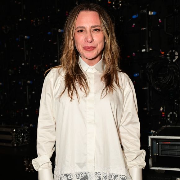 No seu look, Lethicia Bronstein aposta no 'conforto refinado' e apresenta releitura romântica da clássica camisa de botões