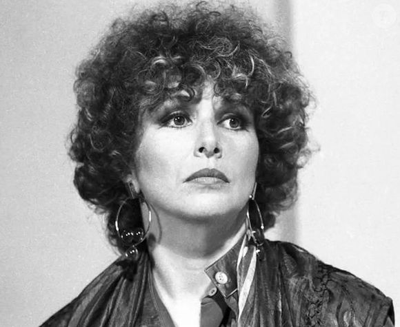 Irene Ravache estava no ar na novela 'Sassaricando' quando anunciou que deixaria de fazer esse tipo de trabalho: 'A Globo foi crescendo e ficou daquele tamanho. Em vez de aumentarem os estúdios, fazem escritórios. E não se grava em escritórios'