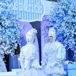 Paleta de azul e branco, árvores de mais de 2 metros e urso gigante: decoração do chá de bebê de Endrick e Gabriely Miranda impressiona convidados
