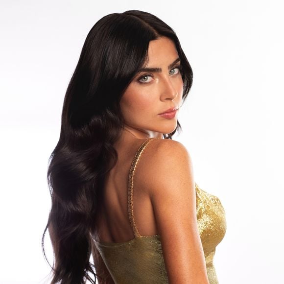 A atriz surpreendeu os fãs ao surgir com os cabelos completamente pretos, intensos e luminosos, mudança que marca sua preparação para interpretar sua primeira vilã na nova novela vertical da TV Globo.