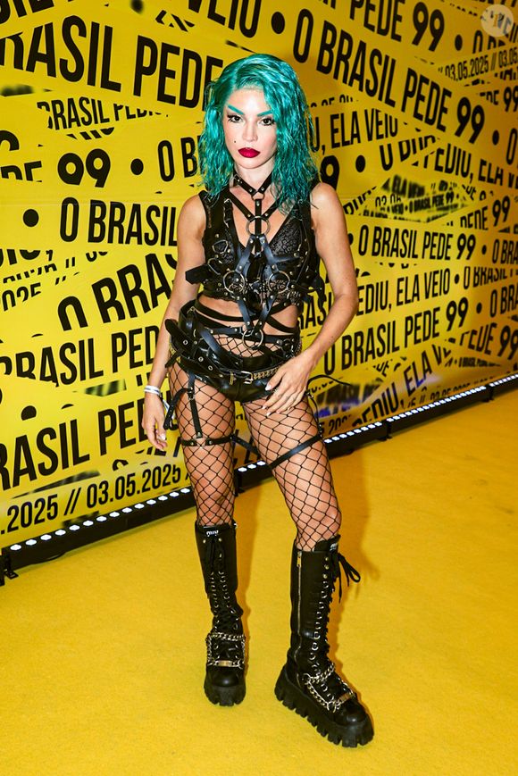 Show da Lady Gaga no Rio: de novo visual, Gkay combinou couro e cintos com uma meia-calça de rede