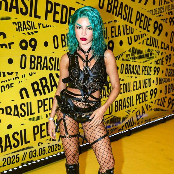 Show da Lady Gaga no Rio: de novo visual, Gkay combinou couro e cintos com uma meia-calça de rede