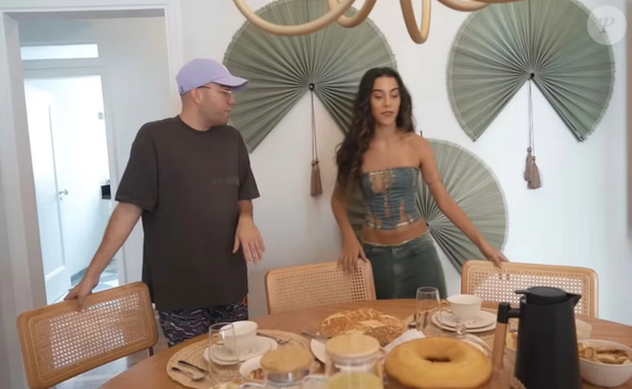 Marina Sena apresenta o apartamento para o influenciador Lucas Rangel