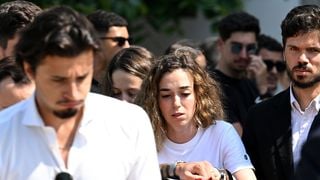 Devastada, mulher de Diogo Jota chora ao carregar caixão do marido após trágica morte do jogador do Liverpool em acidente na Espanha