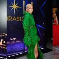 Adriane Galisteu com fenda poderosa, Vera Viel de corpete brilhante e mais: os looks das famosas para o Miss Universe Brasil 2026 em 10 fotos