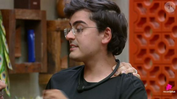 Dudu Camargo em A Fazenda 17 chorou e relembrou Silvio Santos após eliminação de Toninho