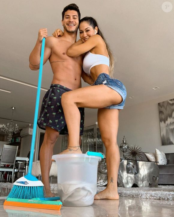 Ex-marido de Maíra Cardi, o campeão do 'BBB 22' Arthur Aguiar se converte ao Evangelho