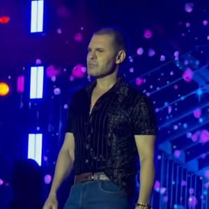 Novo visual careca de Eduardo Costa deu o que falar entre os internautas na web.