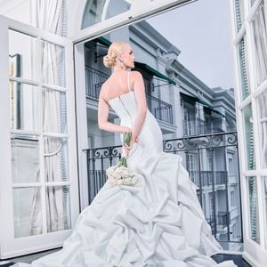 A estética do 'Eterno Branco' apareceu nos arranjos florais, nas toalhas de mesa e ao longo dos mais de 40 metros da passarela que conduziu até o altar no casamento de Ana Hickmann e Edu Guedes