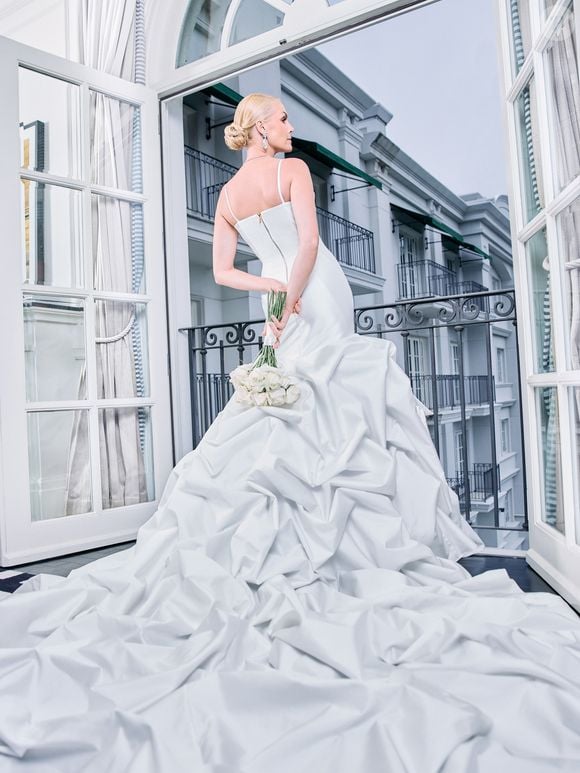 A estética do 'Eterno Branco' apareceu nos arranjos florais, nas toalhas de mesa e ao longo dos mais de 40 metros da passarela que conduziu até o altar no casamento de Ana Hickmann e Edu Guedes