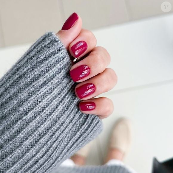 Esmalte vinho é uma das cores clássicas para quem adora mostrar personalidade nas unhas