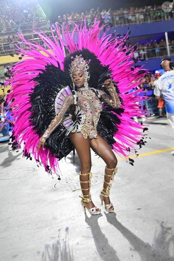 Lorena Raissa é a rainha de Bateria mais nova da Sapucaí: ela tem 18 anos e é cria da Beija-Flor de Nilópolis