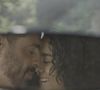 César (Cauã Reymond) e Maria de Fátima (Bella Campos) em aconchego antes de acidente de carro com Afonso (Humberto Carrão)