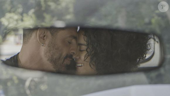 César (Cauã Reymond) e Maria de Fátima (Bella Campos) em aconchego antes de acidente de carro com Afonso (Humberto Carrão)