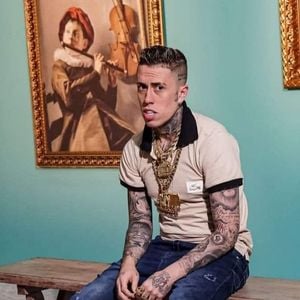 Olha essa foto de MC Daniel com a aparência bastante diferente