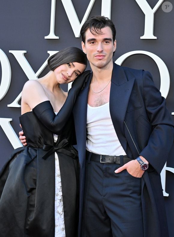 Drama romântico estrelado por Sofia Carson e Corey Mylchreest lidera o TOP 1 da Netflix Brasil e promete arrancar lágrimas do público