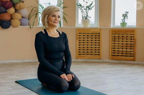 Aos 50+, cuidar do corpo e da mente deixa de ser opção e vira prioridade — e a ioga pode ser o melhor caminho para esse equilíbrio.