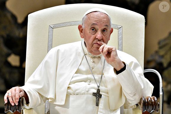 Papa Francisco está usando máscara de oxigênio à noite, revelou o Vaticano