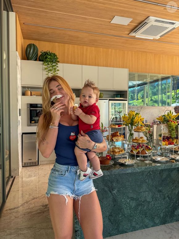 No Dia das Mães, Virgínia Fonseca usou uma regata canelada com pach da Hello Kitty