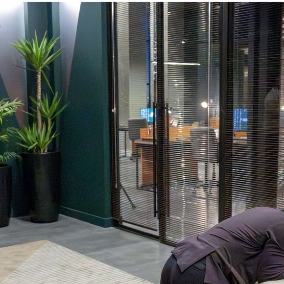 Três Graças entra em clima de tensão máxima quando Ferette passa mal após tentar assassinar Rogério e vai parar no hospital